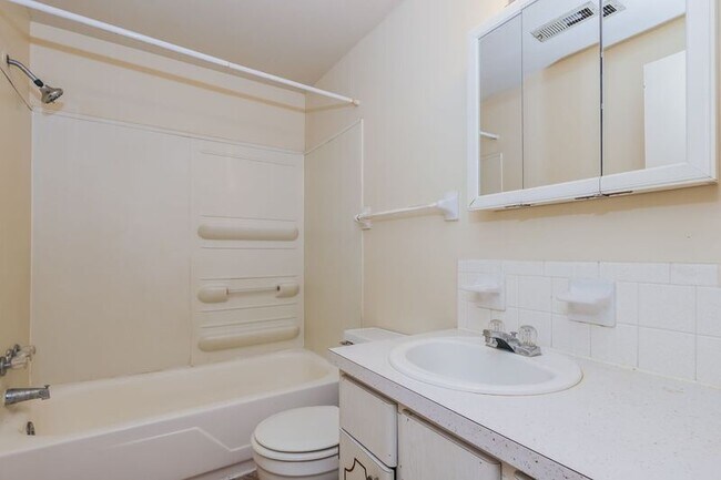 Building Photo - 3611-3625 Charlotte Dr