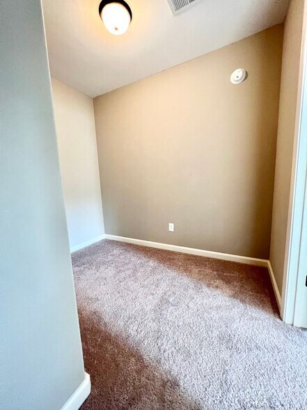 Building Photo - 5607 Pinetree Loop E