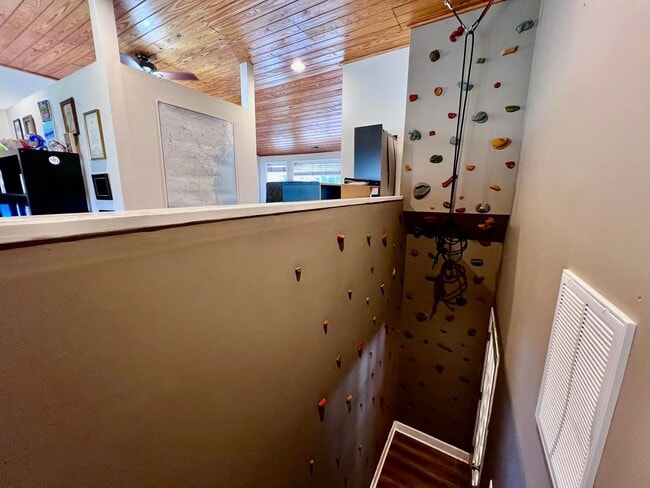 Building Photo - Love Where You Live in Lake Shores!