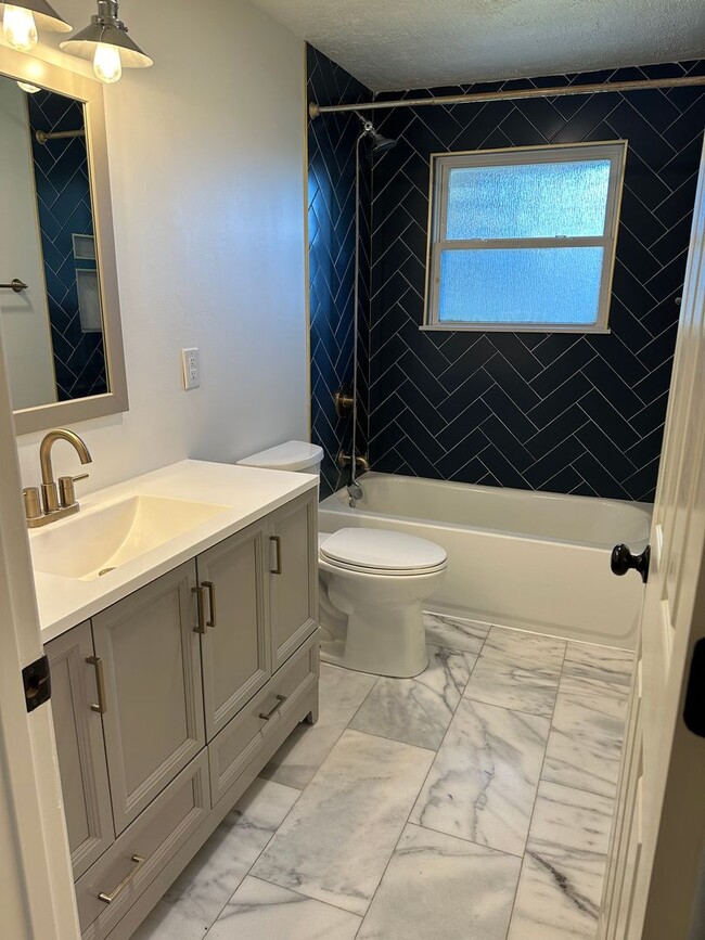 Building Photo - Newly Remodeled 5 Bed, 3 Bath Home – 2-Car...