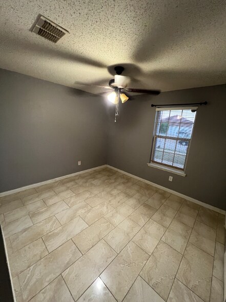 Building Photo - 911 Simi Dr