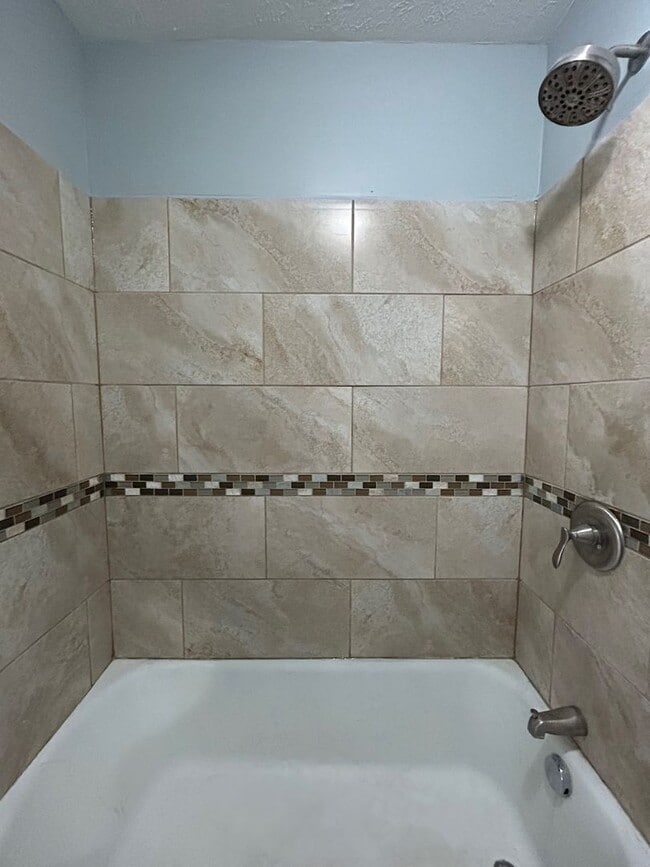 Building Photo - Private Entry, Cozy Comfort – 1 Bedroom, 1 Bathroom Home-Style Apartment