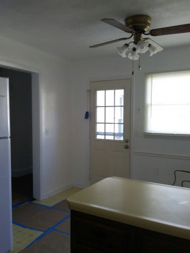 Building Photo - Bungalow Located Just Outside of Town