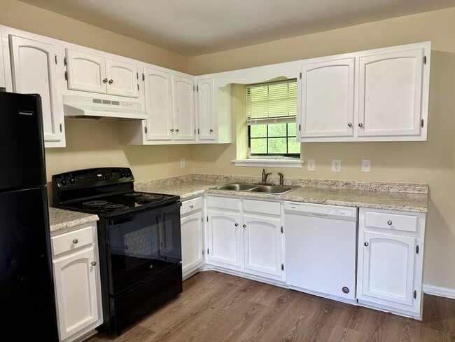Building Photo - Two bedroom, 1.5 bath apartment home at Ha...