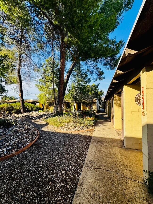 Building Photo - FOR RENT