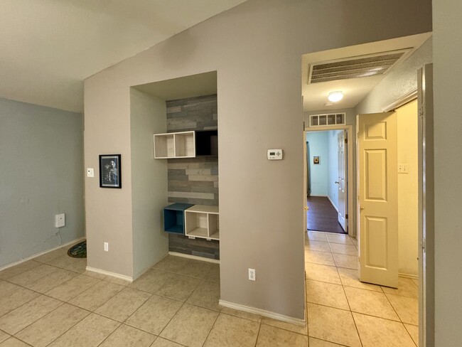 Building Photo - 8957 Taline Cir