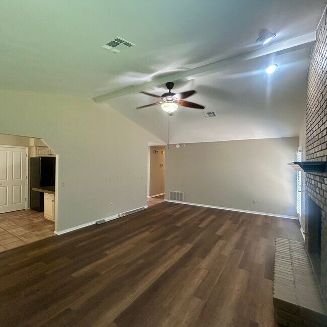 Building Photo - Enjoy Coming Home To This Beautiful and Well Maintained Home Close To Shopping, Restaurants & More!
