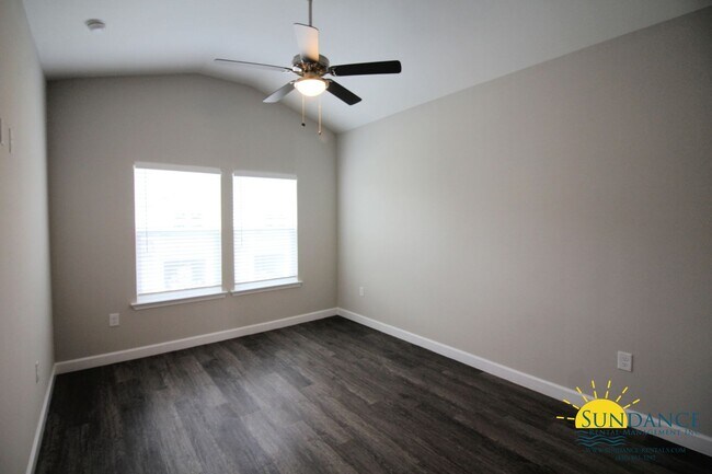 Building Photo - Custom Fort Walton Beach Townhouse in Gated Community!