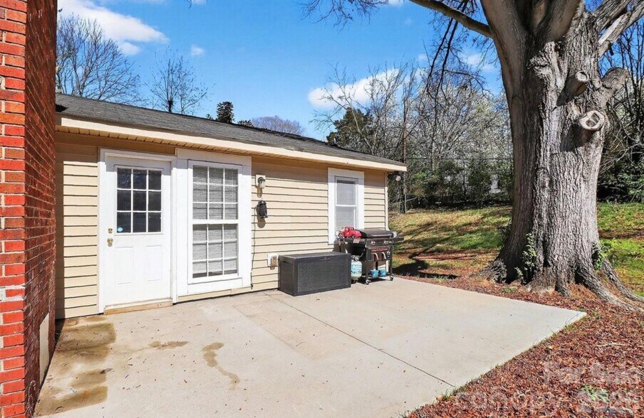 Building Photo - 1318 McDow Dr
