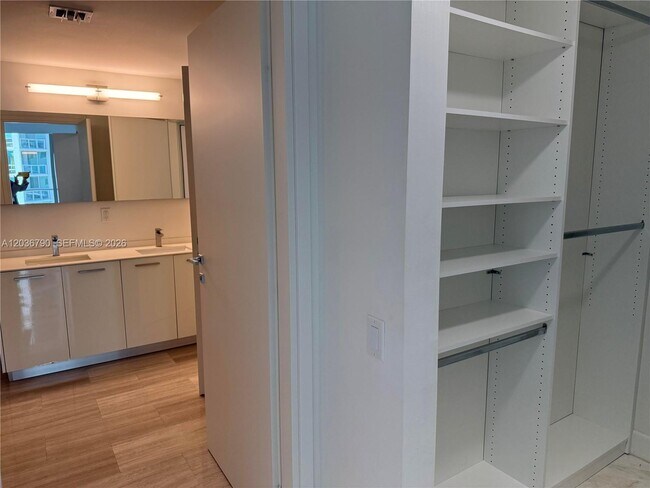 Building Photo - 1300 Brickell Bay Dr