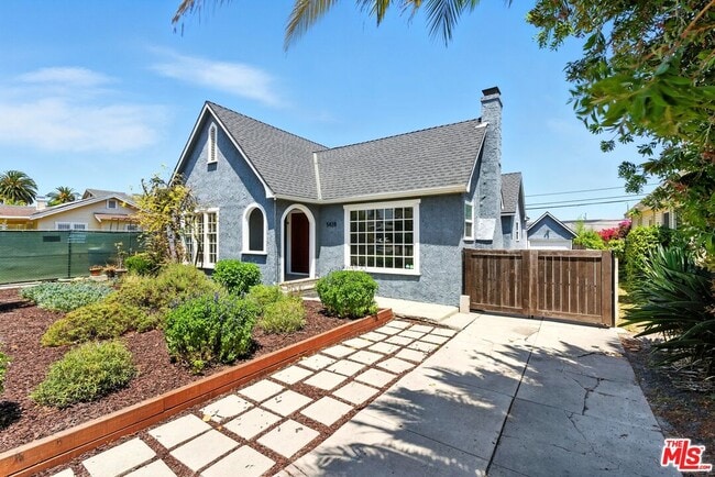 Primary Photo - 5428 S Victoria Ave