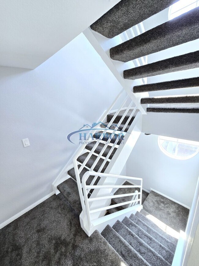 Building Photo - Beautifully Updated 3-Bed, 2-Bath Townhome