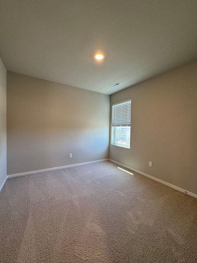 Building Photo - Modern 4-Bed Home for Rent