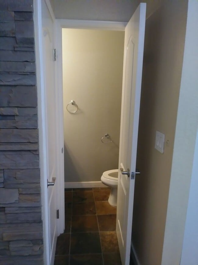 Building Photo - Spacious 2 Bedroom, 1.5 Bath Two-Story Townhome in Clairemont