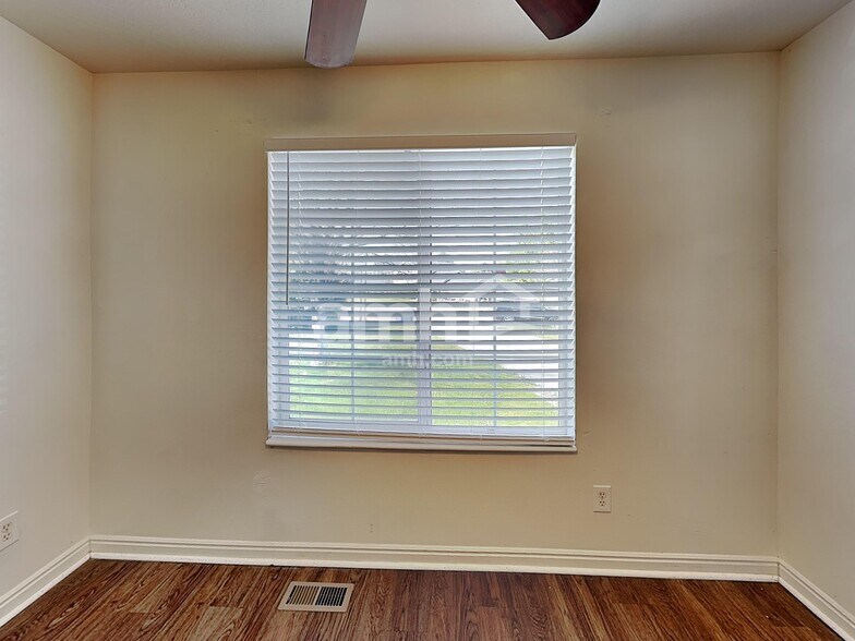 Building Photo - 385 Pommel Dr