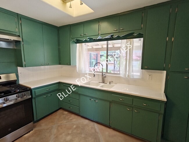 Building Photo - 404 S Cherry Ave