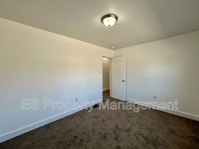 Building Photo - 2960 N Park Ave