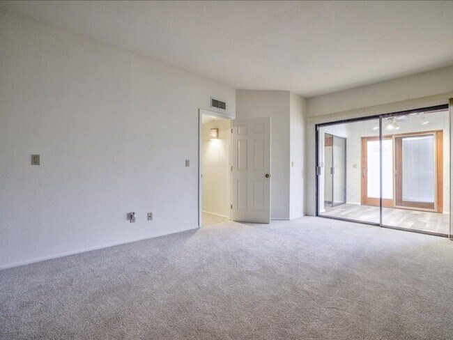 Building Photo - 3 Bedroom 2 Bathroom with Community Pool!!