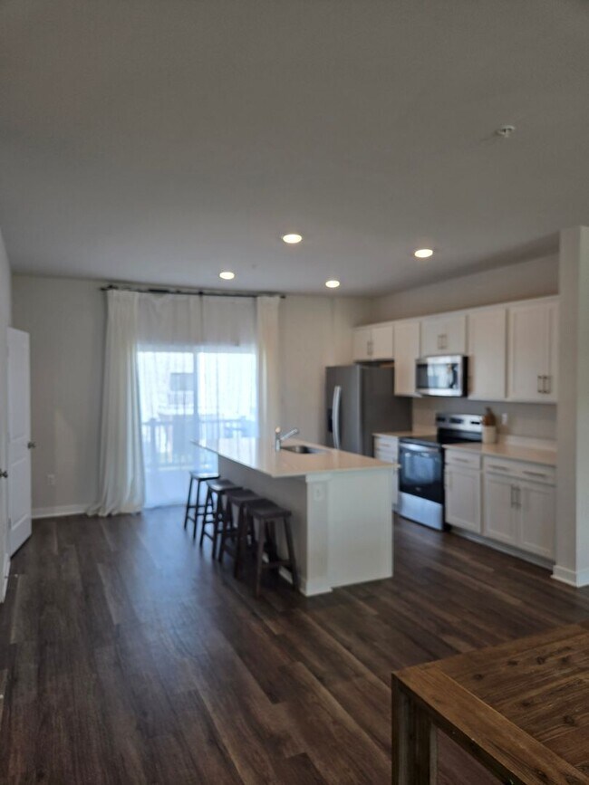 Building Photo - Beautiful Townhome in La Plata