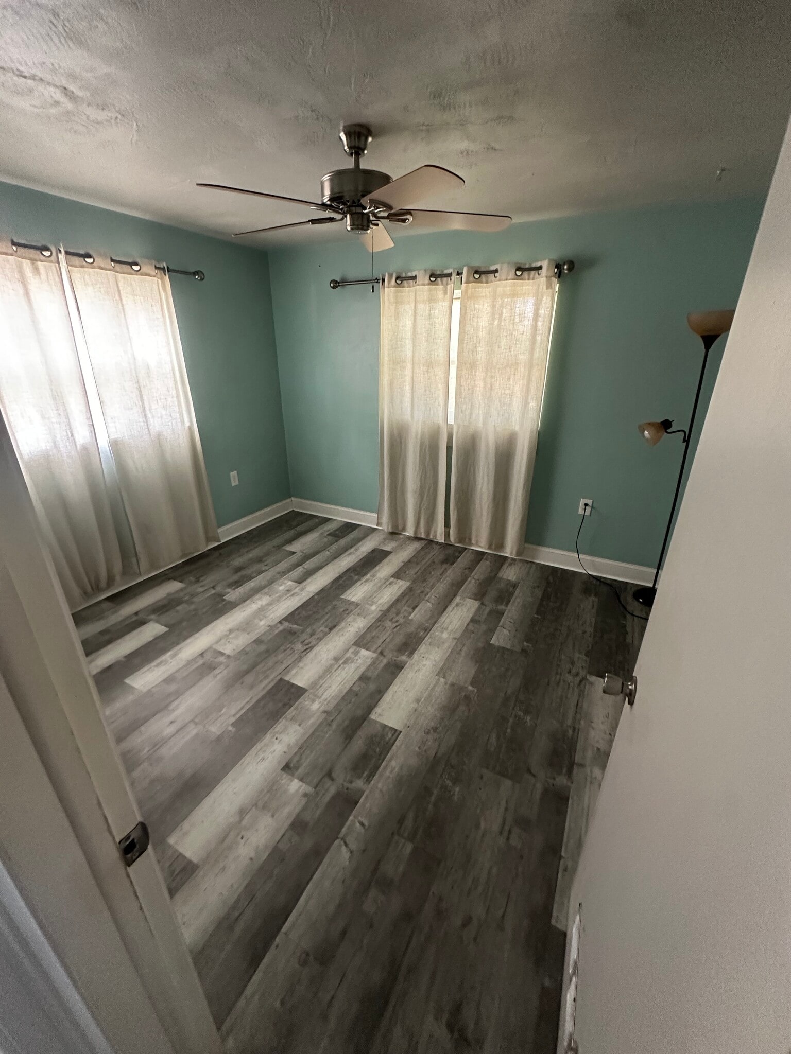 Room 1 - 6657 298th Ave N