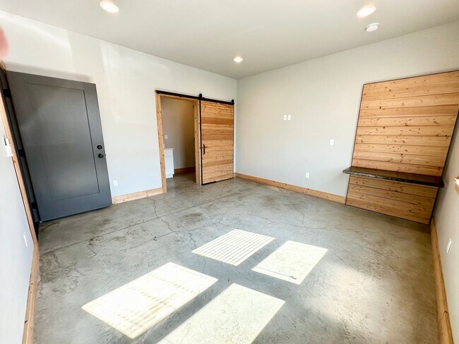 Building Photo - 121 E 26th Ave