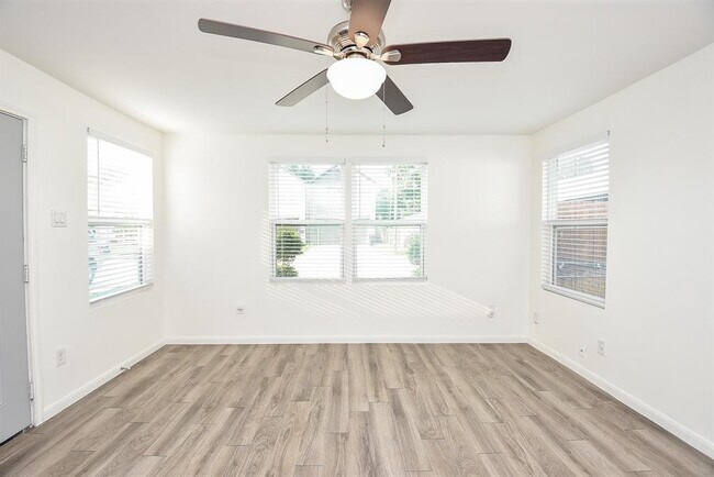 Building Photo - 3710 Dreyfus St