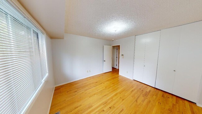 Building Photo - Lake Oswego/ Palisades - 3bd/2bth Hardwoods, Finished Daylight Basement with Bonus Rooms, Pet Fri...