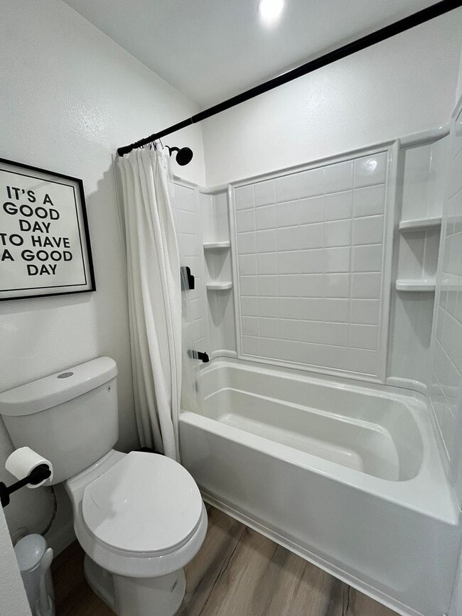 Building Photo - Remodeled Ground Level Condo in MV!