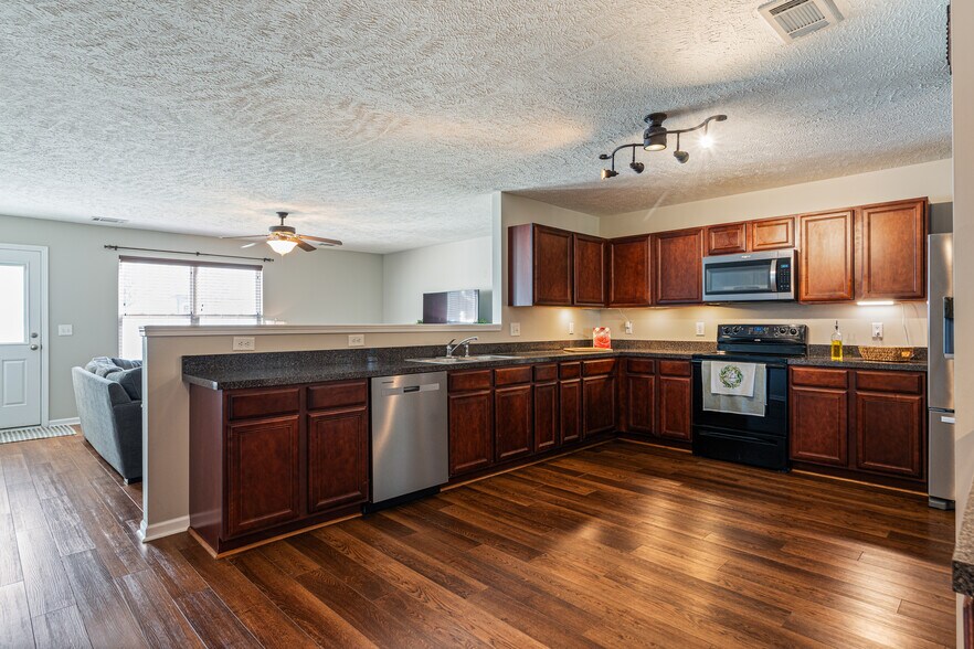 Kitchen Dimensions: 14 X 15 - 3636 Blaze Dr