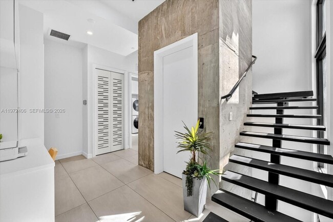 Building Photo - 11 Century Ln