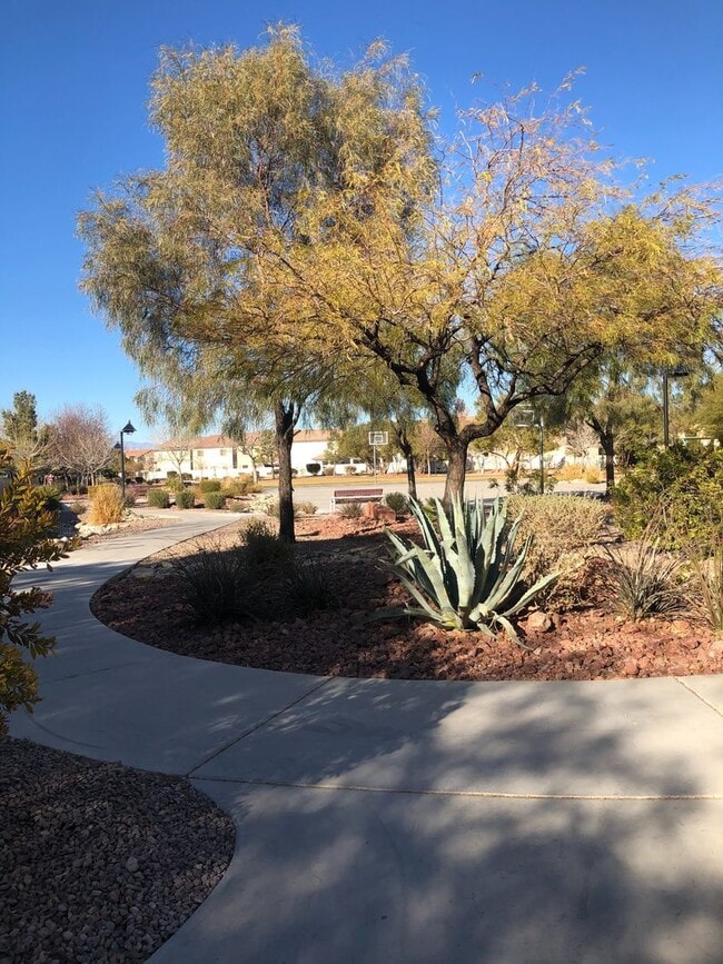 Building Photo - 2 Story 2 brm 2 1/2 bath 1 car garage home