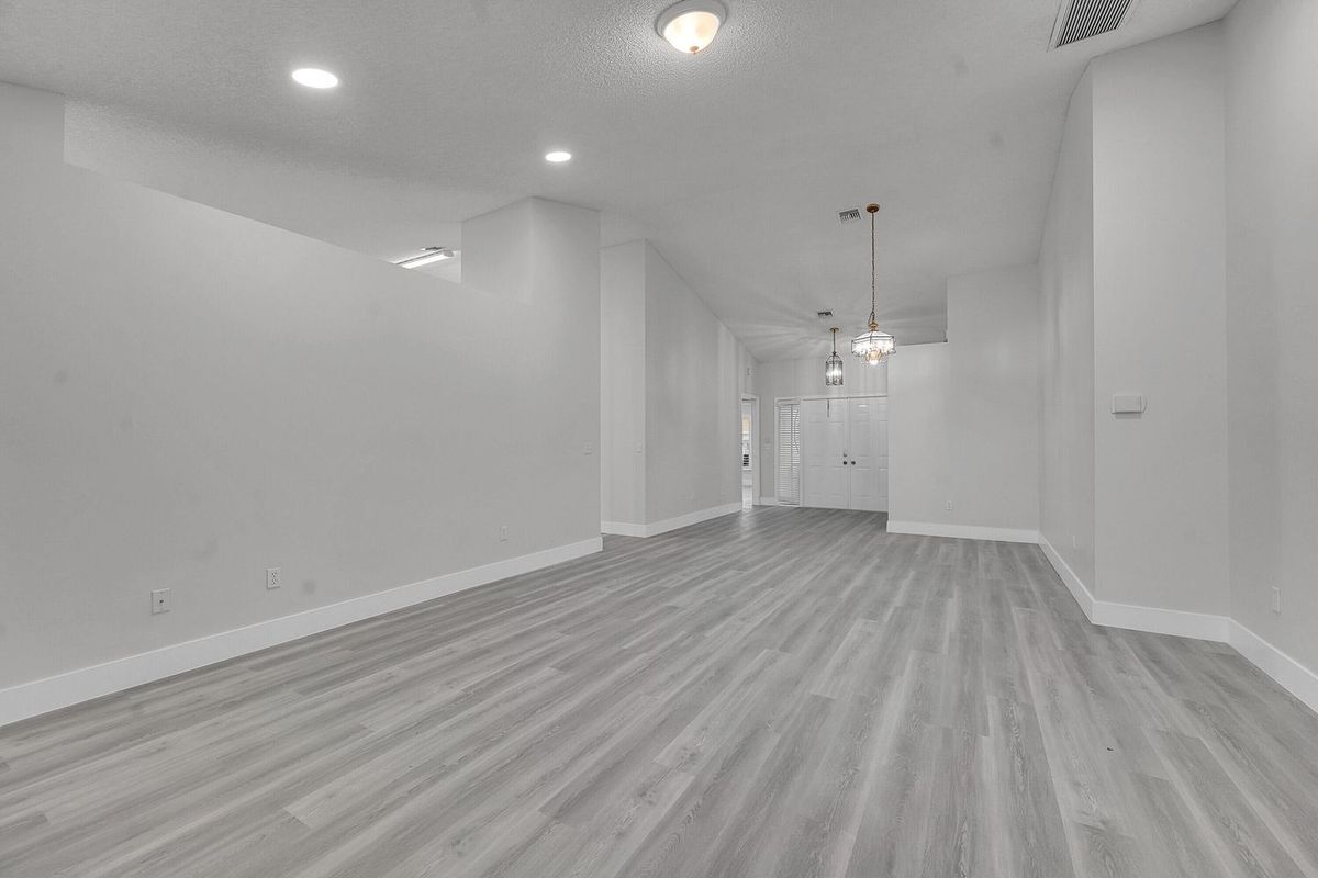 Building Photo - 13048 Meadowbreeze Dr