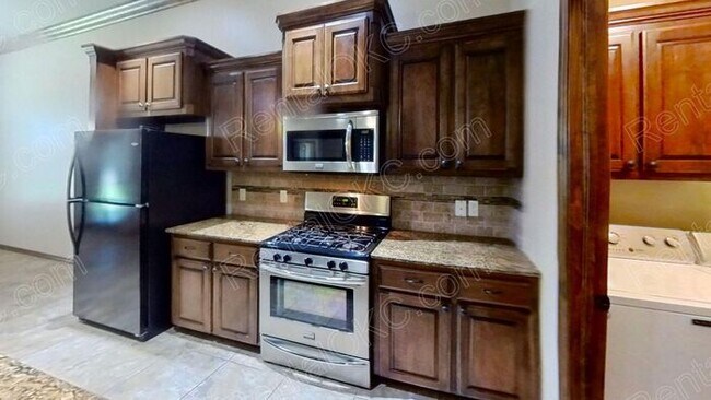 Building Photo - 3/2 plus office in gated SW neighborhood