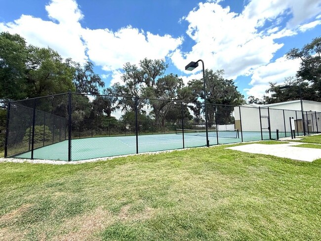 Building Photo - 308 Lake Parsons Green