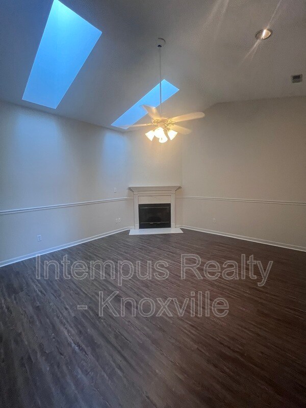 Building Photo - 813 Villaview Way