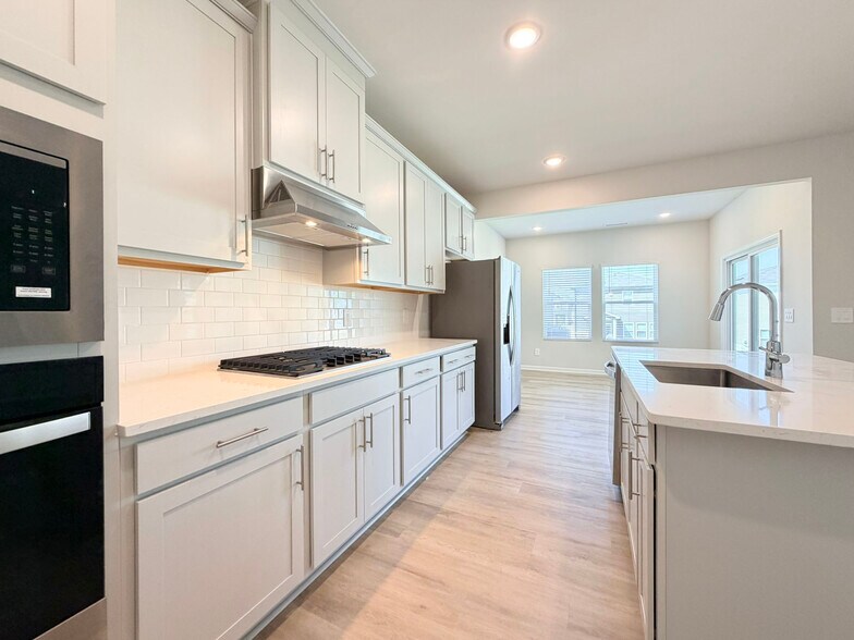 Building Photo - 645 Red River Dr