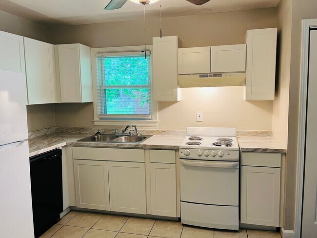 Building Photo - 4531 Wesley Dr