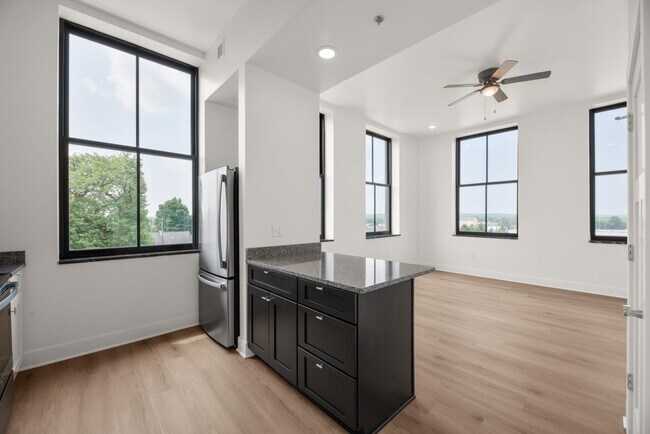 Building Photo - 301 N Mulberry St