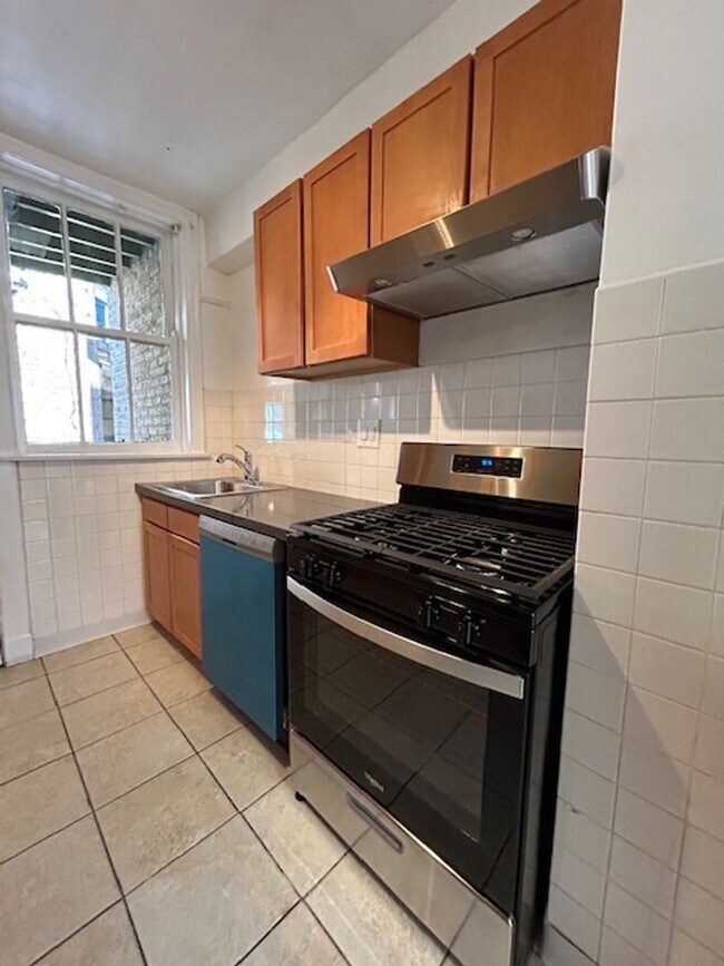 Building Photo - Bright and Sunny Unit ~ One Bed/One bath ~ Heat Included ~ Pets Welcome