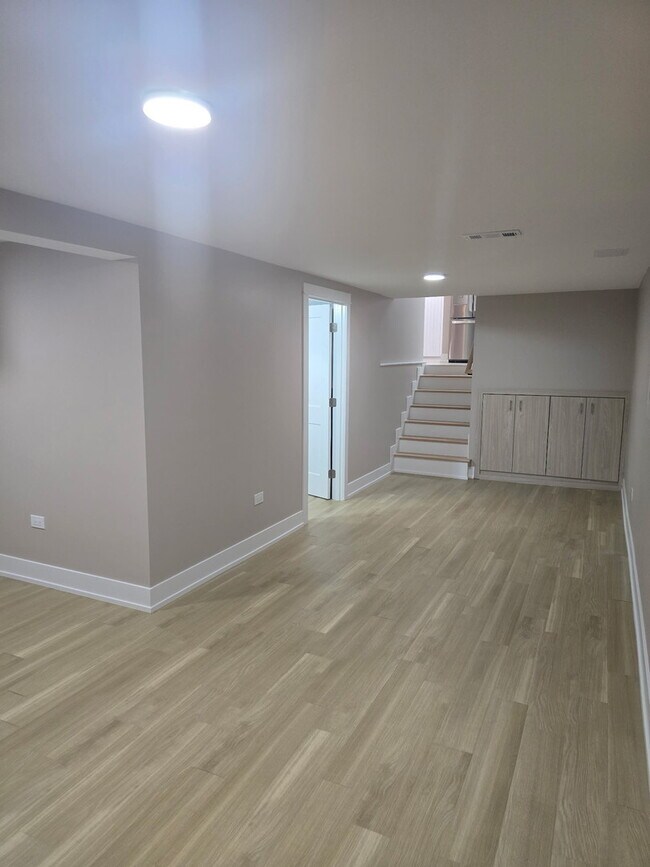 Building Photo - 8511 S Parkside Ave