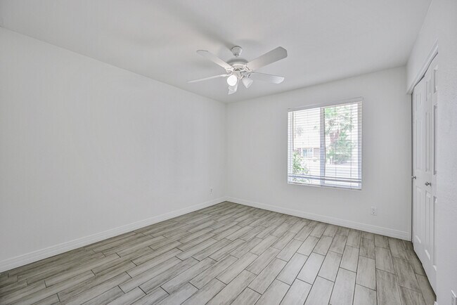 Building Photo - 4 bedroom with Pool !!
