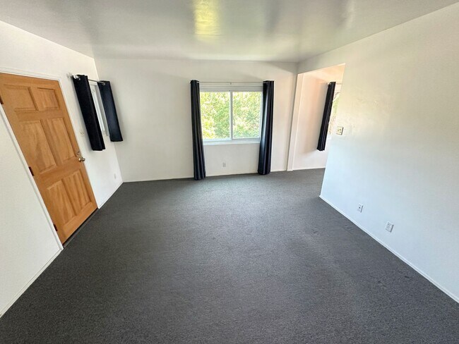Building Photo - Corner 1 Bedroom Apartment in Los Feliz!