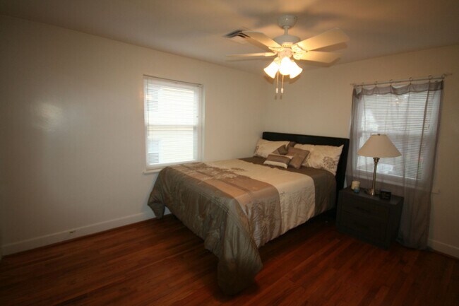 Building Photo - Lovely End Unit Townhouse / W&D / Near Duk...
