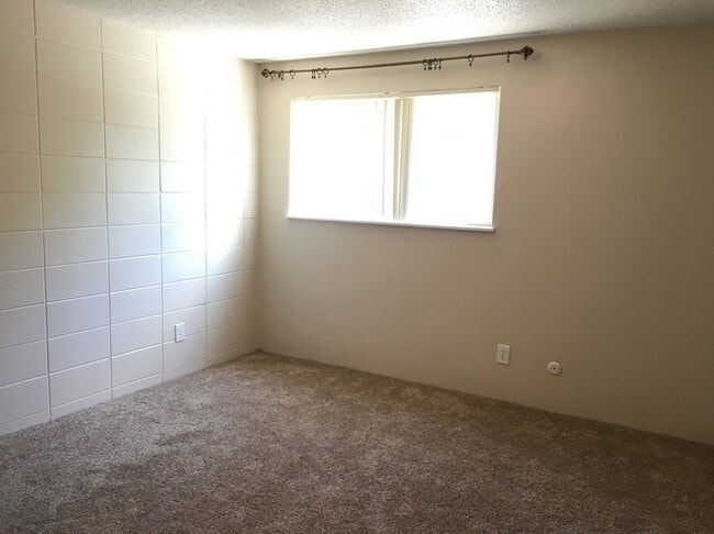 Building Photo - Cute updated 2 bed 1.5 bath Condo on S Cur...