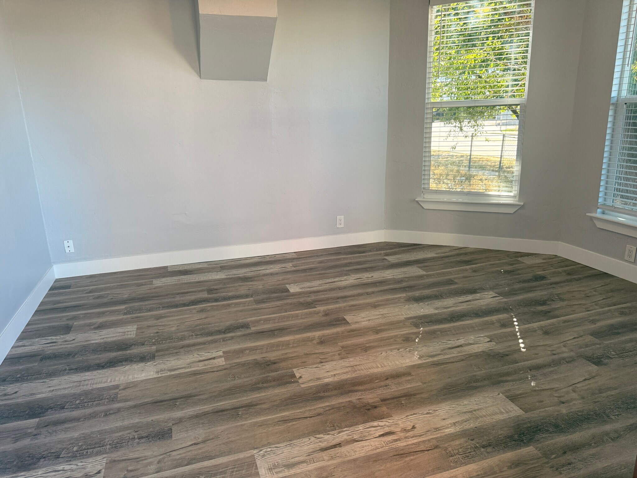 Building Photo - 1085 S 200 W