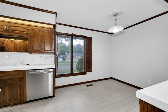 Building Photo - 2411 S 46th St