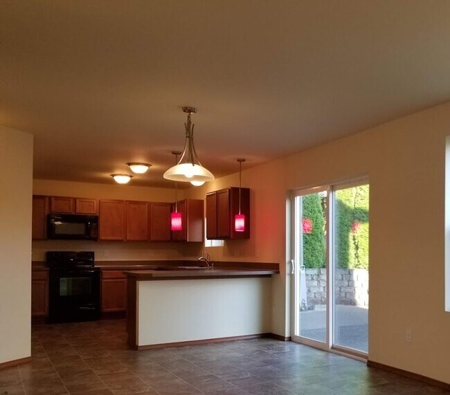 Building Photo - Beautiful 4 Bedroom / 3 Bath Home