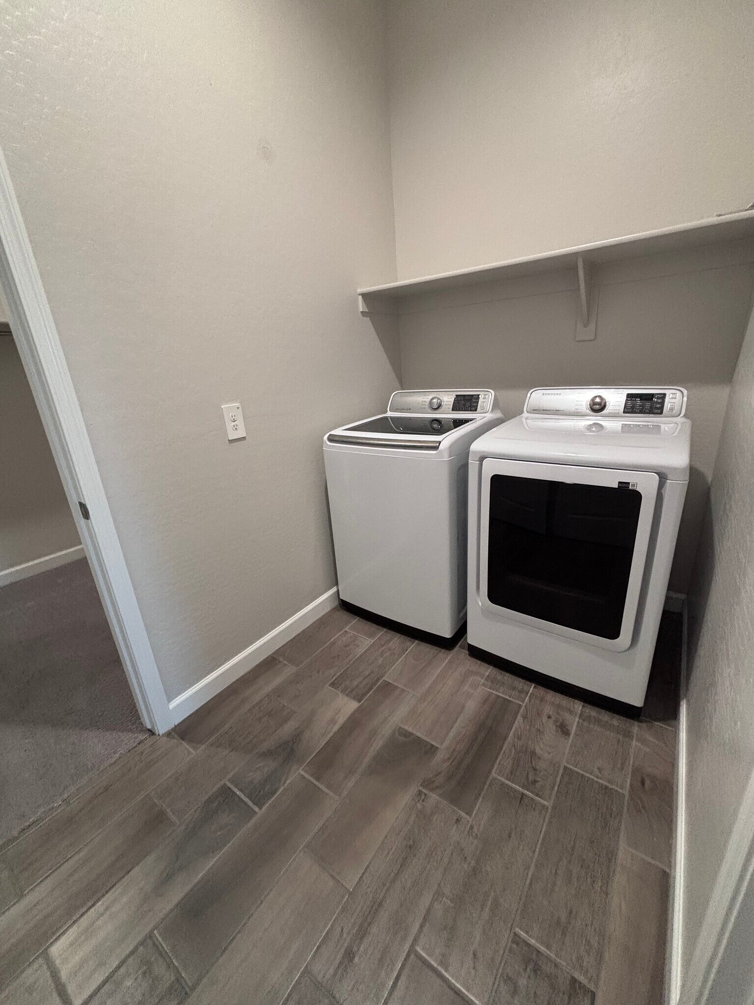 laundry room - 1255 N Arizona Ave