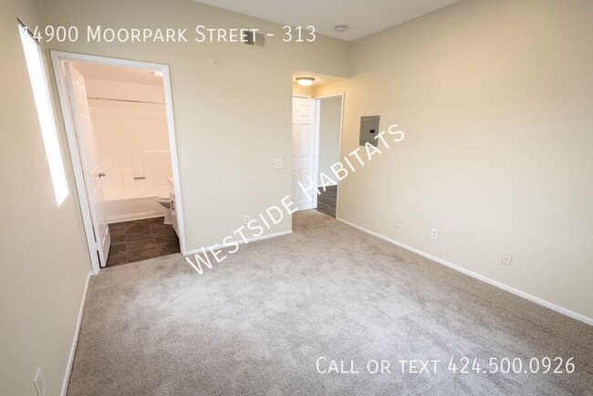 Building Photo - 14900 Moorpark St