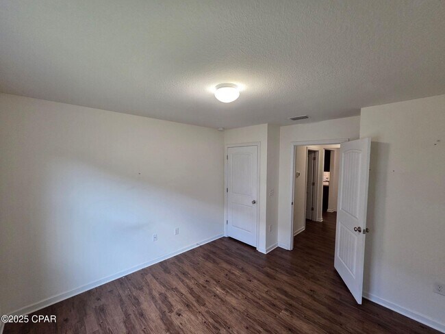 Building Photo - 5910 Nordic Dr